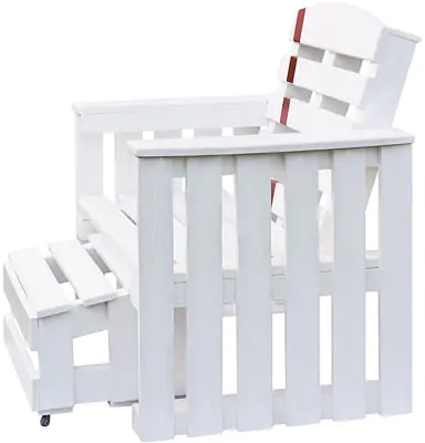 Produktfoto großer weiß lackierter Holzstuhl, Palettenmöbel Produktfoto großer weiß lackierter Holzstuhl, Palettenmöbel